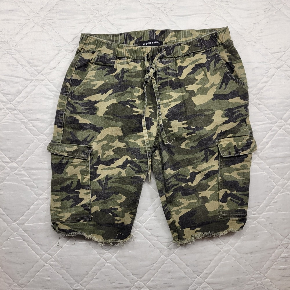 Almost Famous womens pull on camo raw‎ hem cargo shorts size L